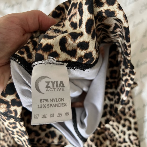 Zyia scrunch butt leopard leggings size 6-8 - Picture 5 of 5